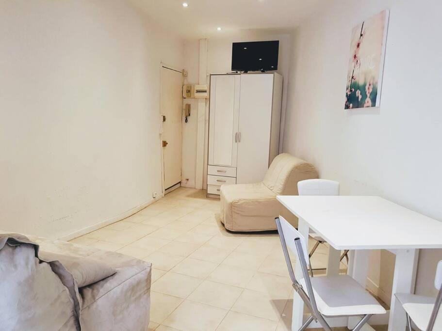 Apartment A043-functional Downtown *